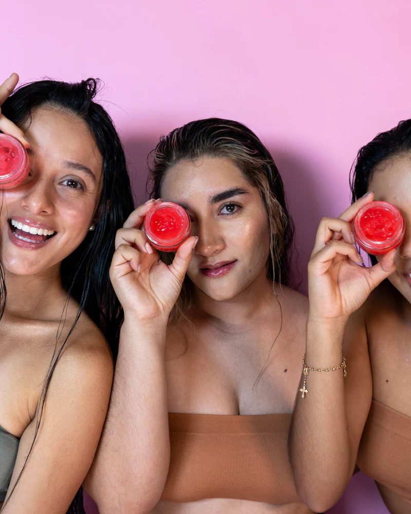 Tres mujeres usando LABIF